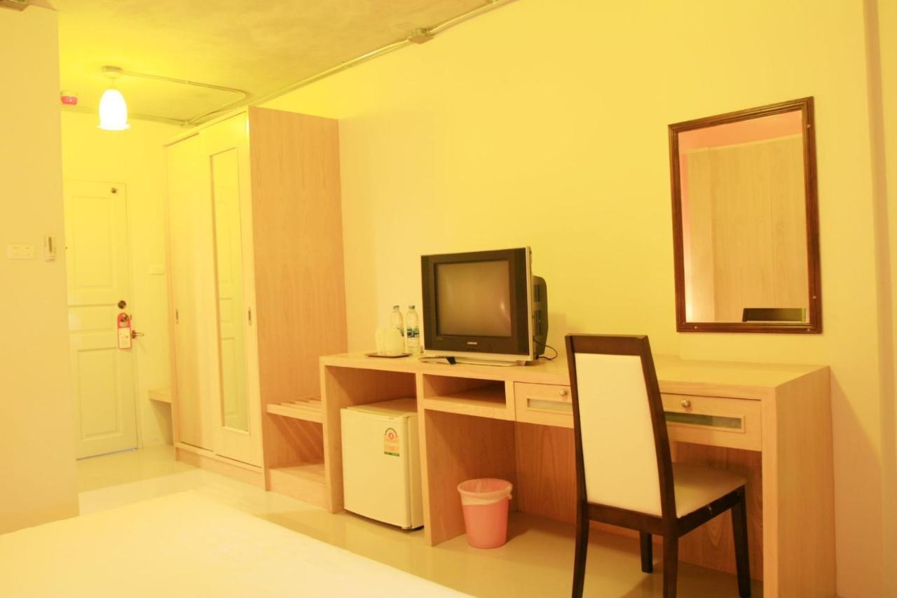 Bansabai Sabaidee Service Apartment Бангкок Екстер'єр фото