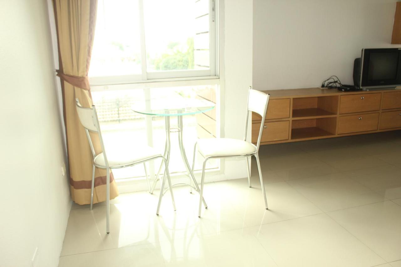 Bansabai Sabaidee Service Apartment Бангкок Екстер'єр фото