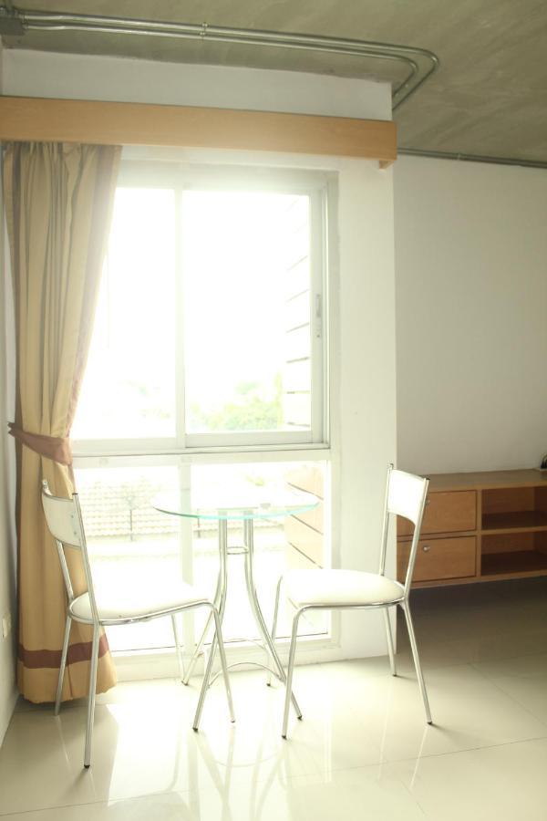 Bansabai Sabaidee Service Apartment Бангкок Екстер'єр фото